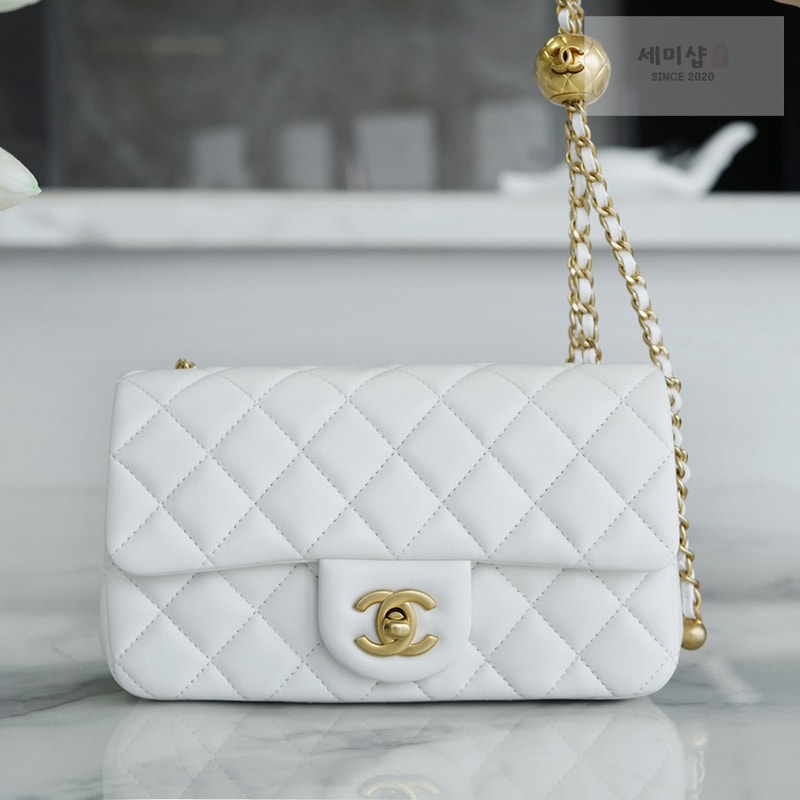 C H A N E L 샤넬 클래식 골든볼 플랩 뉴미니 화이트 화이트 Bag 7번 이미지