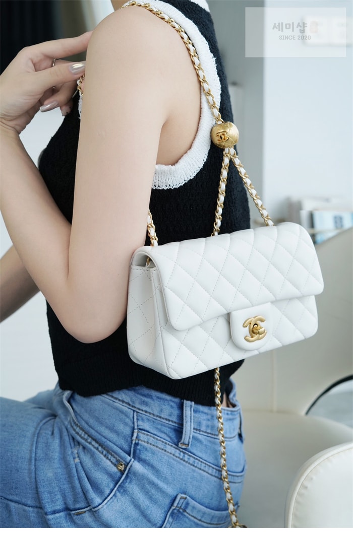 C H A N E L 샤넬 클래식 골든볼 플랩 뉴미니 화이트 화이트 Bag 11번 이미지
