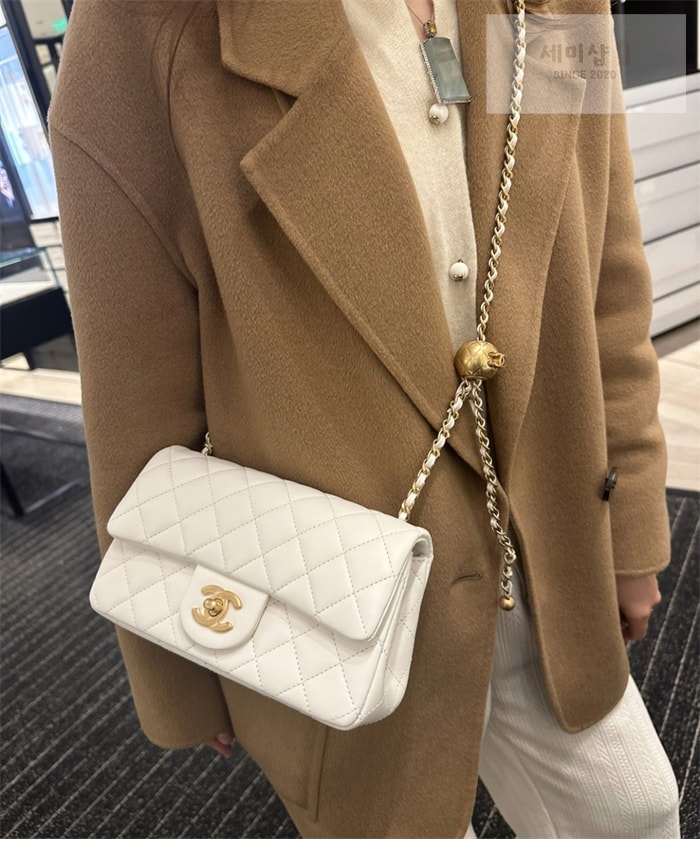 C H A N E L 샤넬 클래식 골든볼 플랩 뉴미니 화이트 화이트 Bag 4번 이미지