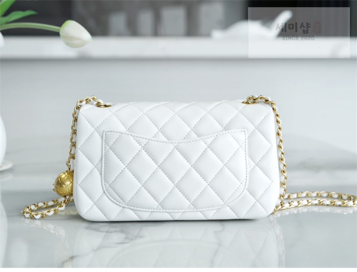 C H A N E L 샤넬 클래식 골든볼 플랩 뉴미니 화이트 화이트 Bag 8번 이미지