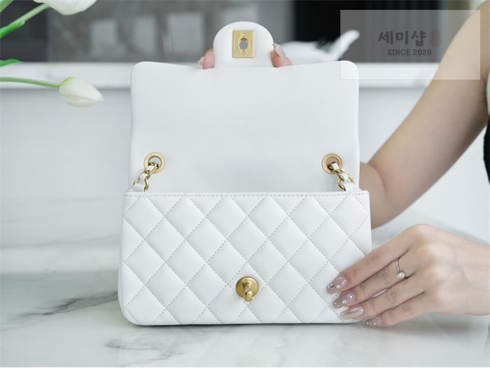 C H A N E L 샤넬 클래식 골든볼 플랩 뉴미니 화이트 화이트 Bag 5번 이미지