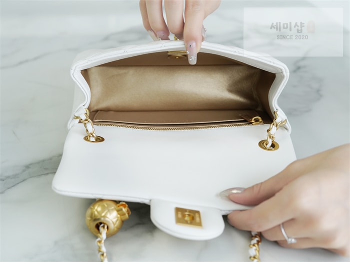 C H A N E L 샤넬 클래식 골든볼 플랩 뉴미니 화이트 화이트 Bag 9번 이미지