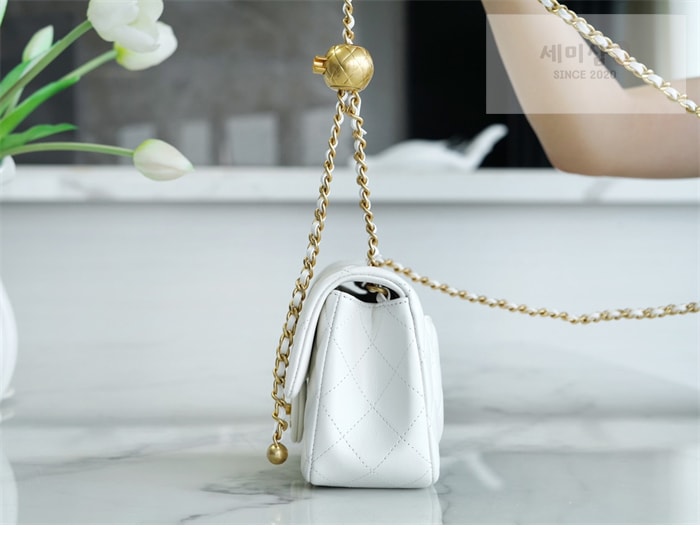 C H A N E L 샤넬 클래식 골든볼 플랩 뉴미니 화이트 화이트 Bag 13번 이미지