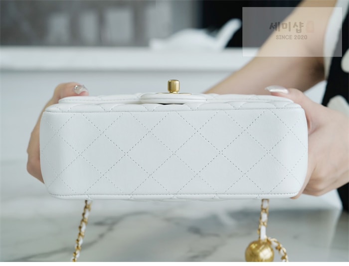 C H A N E L 샤넬 클래식 골든볼 플랩 뉴미니 화이트 화이트 Bag 10번 이미지