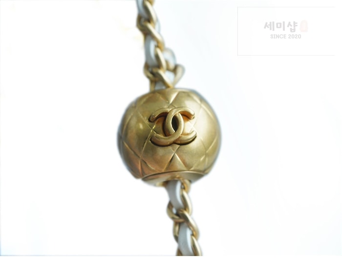 C H A N E L 샤넬 클래식 골든볼 플랩 뉴미니 화이트 화이트 Bag 1번 이미지
