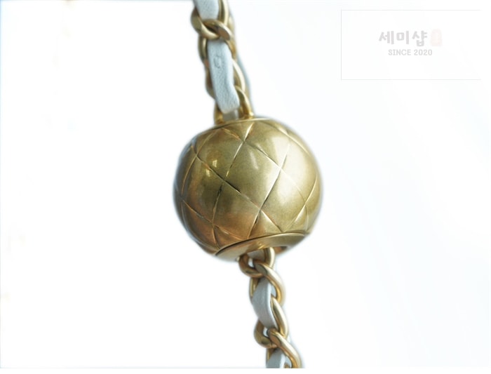 C H A N E L 샤넬 클래식 골든볼 플랩 뉴미니 화이트 화이트 Bag 3번 이미지
