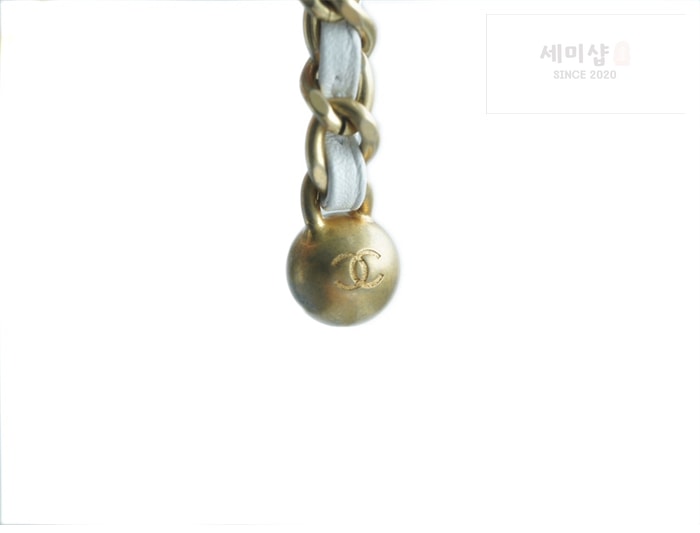 C H A N E L 샤넬 클래식 골든볼 플랩 뉴미니 화이트 화이트 Bag 2번 이미지