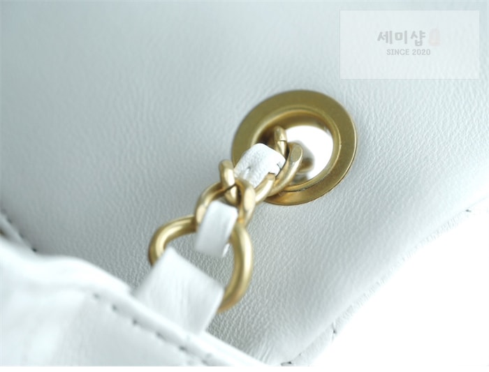 C H A N E L 샤넬 클래식 골든볼 플랩 뉴미니 화이트 화이트 Bag 15번 이미지