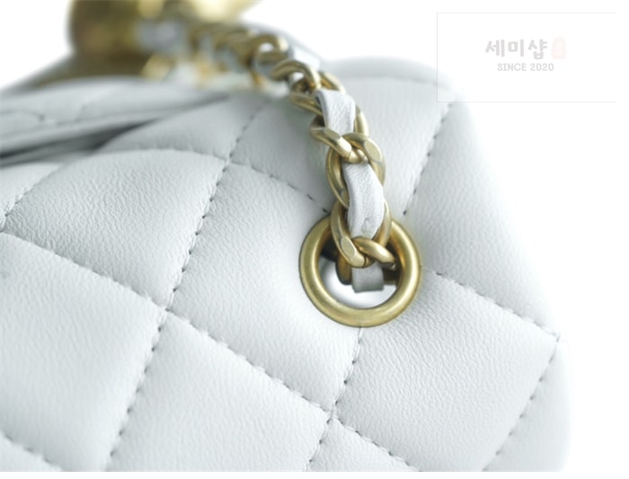C H A N E L 샤넬 클래식 골든볼 플랩 뉴미니 화이트 화이트 Bag 17번 이미지
