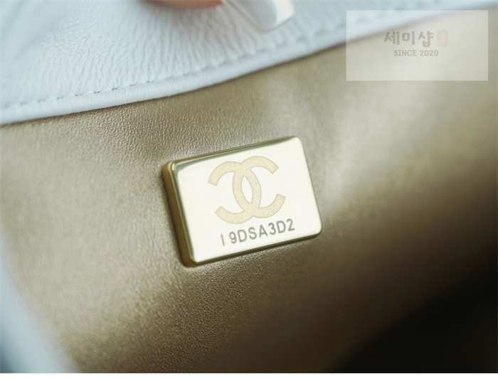 C H A N E L 샤넬 클래식 골든볼 플랩 뉴미니 화이트 화이트 Bag 18번 이미지