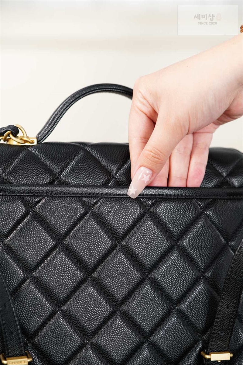 C H A N E L 샤넬 클로버 백팩 골드 메탈 블랙 캐비어 블랙 Bag 19번 이미지