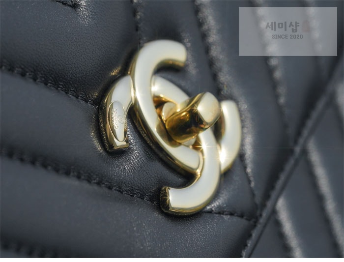 C H A N E L 샤넬 트렌디CC 쉐브론 탑핸들 스몰 블랙 Bag 2번 이미지