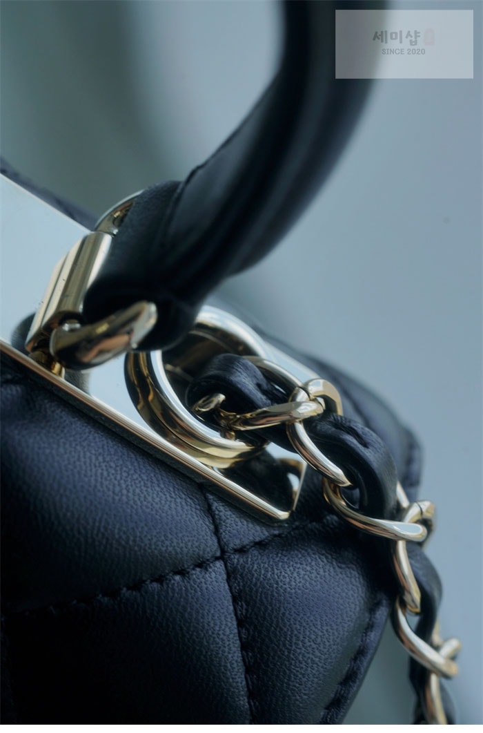 C H A N E L 샤넬 트렌디CC 퀼팅 탑핸들 미니 블랙 Bag 13번 이미지
