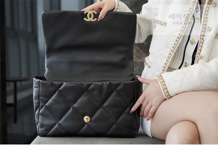 C H A N E L 샤넬 19 플랩백 맥시 블랙 골드메탈 블랙 Bag 11번 이미지