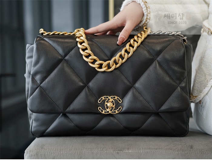 C H A N E L 샤넬 19 플랩백 맥시 블랙 골드메탈 블랙 Bag 3번 이미지