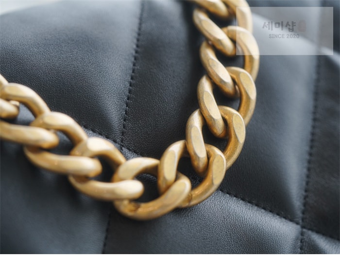 C H A N E L 샤넬 19 플랩백 맥시 블랙 골드메탈 블랙 Bag 16번 이미지
