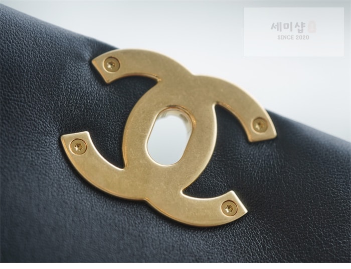 C H A N E L 샤넬 19 플랩백 맥시 블랙 골드메탈 블랙 Bag 19번 이미지