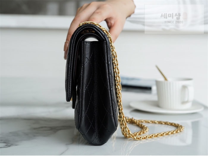 C H A N E L 샤넬 2.55 빈티지 플랩백 금장 블랙 Bag 5번 이미지