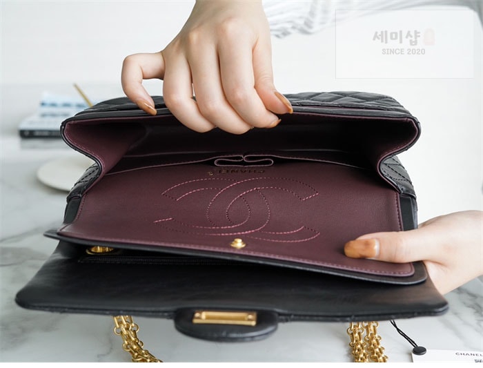 C H A N E L 샤넬 2.55 빈티지 플랩백 금장 블랙 Bag 10번 이미지