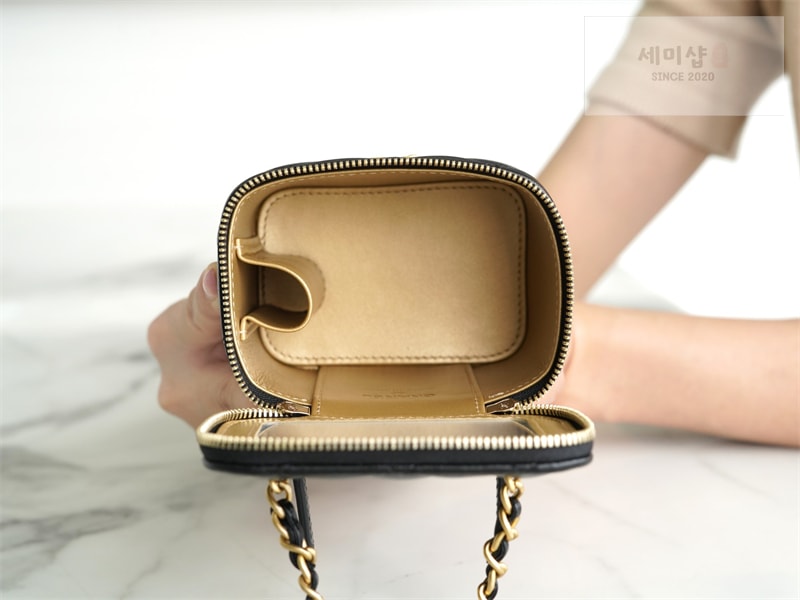 C H A N E L 샤넬 22B 베니티 골드볼 미니 백 골드메탈 블랙 블랙 Bag 9번 이미지