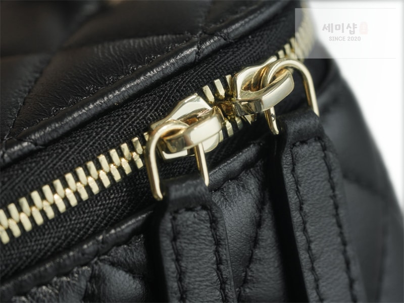 C H A N E L 샤넬 22B 베니티 골드볼 미니 백 골드메탈 블랙 블랙 Bag 13번 이미지