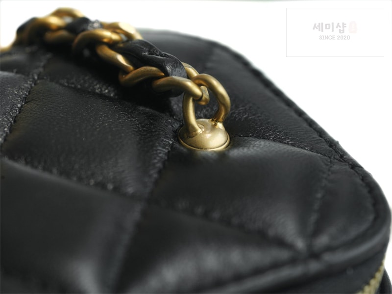 C H A N E L 샤넬 22B 베니티 골드볼 미니 백 골드메탈 블랙 블랙 Bag 16번 이미지