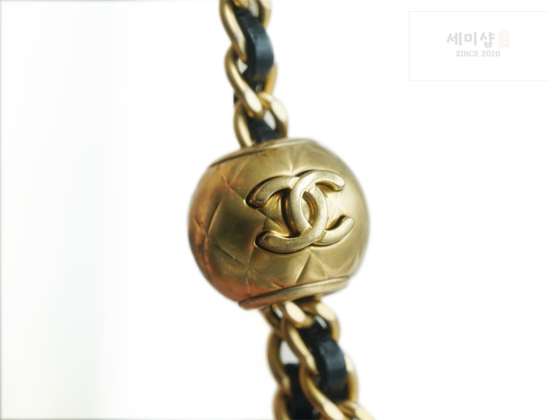 C H A N E L 샤넬 22B 베니티 골드볼 미니 백 골드메탈 블랙 블랙 Bag 20번 이미지