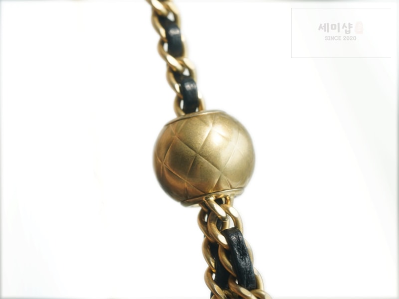 C H A N E L 샤넬 22B 베니티 골드볼 미니 백 골드메탈 블랙 블랙 Bag 15번 이미지