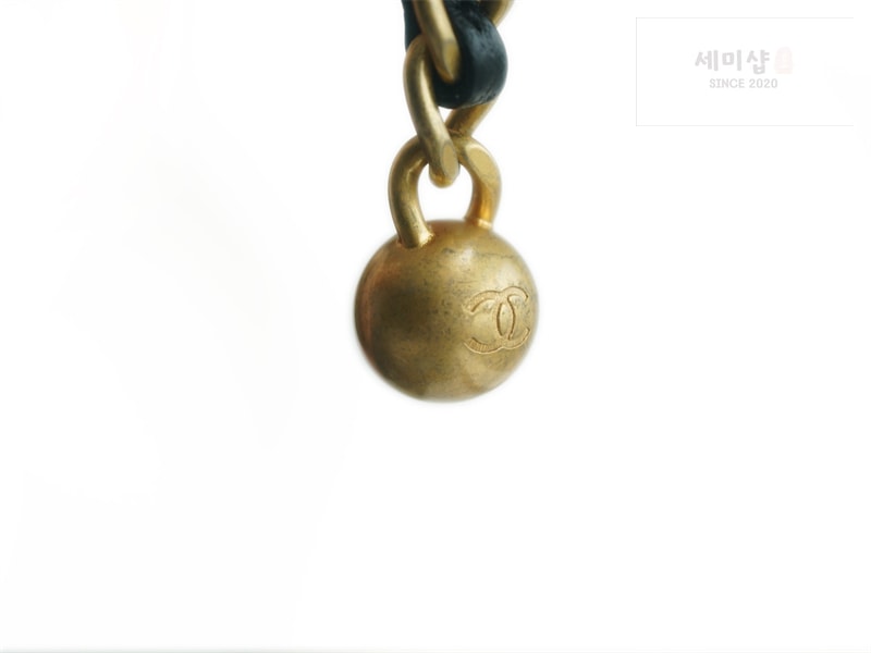 C H A N E L 샤넬 22B 베니티 골드볼 미니 백 골드메탈 블랙 블랙 Bag 18번 이미지