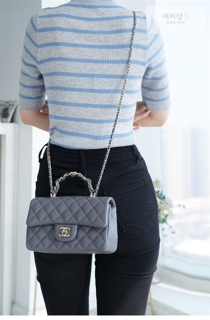 C H A N E L 샤넬 23k 뉴미니 탑핸들 CC 클래식 플랩 그레이 Bag 2번 이미지