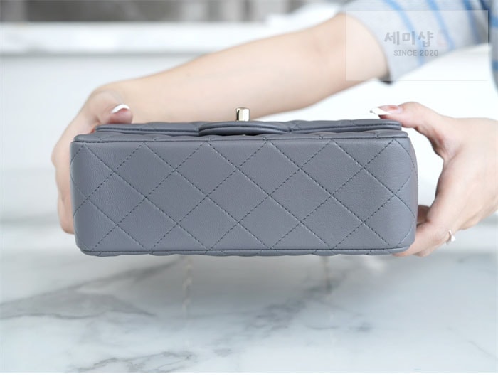 C H A N E L 샤넬 23k 뉴미니 탑핸들 CC 클래식 플랩 그레이 Bag 7번 이미지