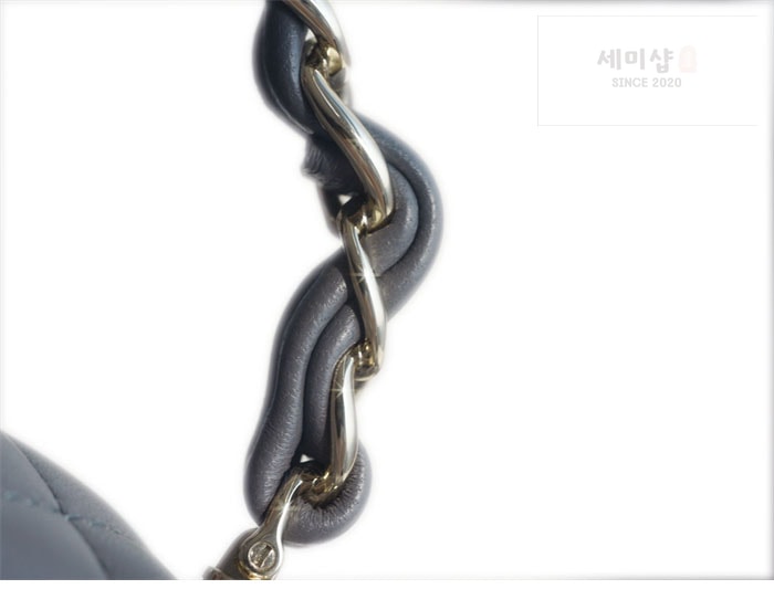 C H A N E L 샤넬 23k 뉴미니 탑핸들 CC 클래식 플랩 그레이 Bag 17번 이미지
