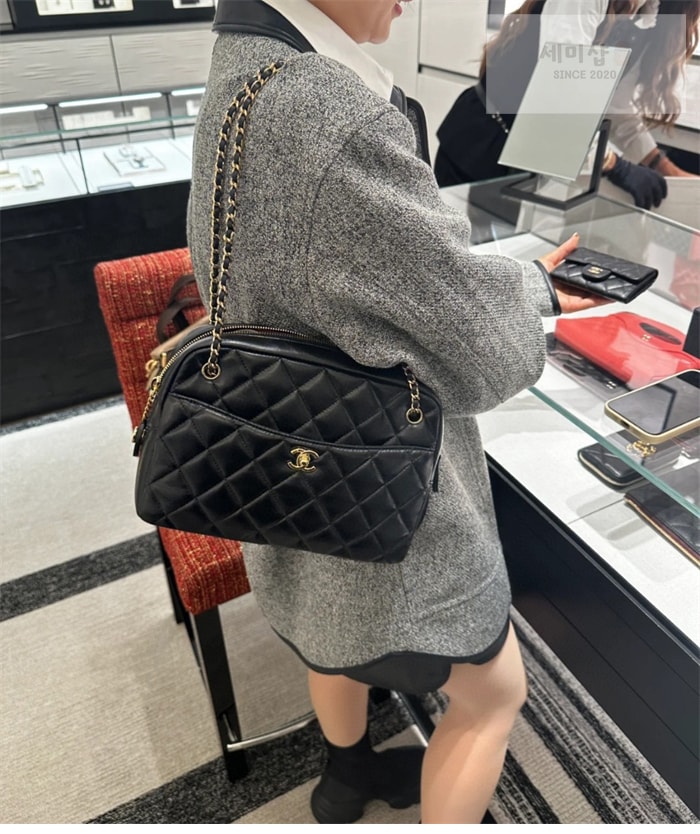 C H A N E L 샤넬 24K 골드메탈 카메라백 라지 블랙 Bag 2번 이미지