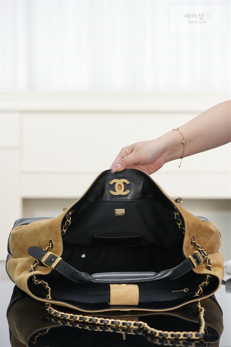 C H A N E L 샤넬 25A 라지 쇼핑백 스웨이드 골드 메탈 블랙 Bag 13번 이미지