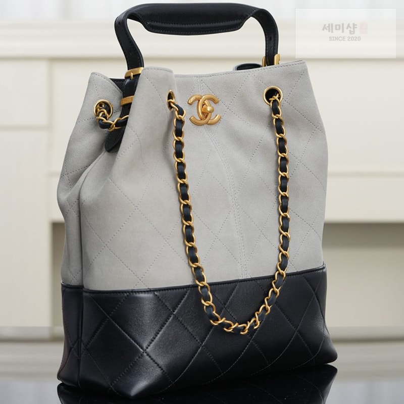 C H A N E L 샤넬 25A 스웨이드 쇼퍼백 블랙 Bag 8번 이미지