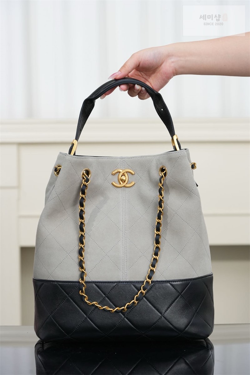 C H A N E L 샤넬 25A 스웨이드 쇼퍼백 블랙 Bag 10번 이미지