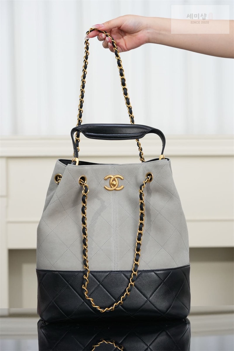 C H A N E L 샤넬 25A 스웨이드 쇼퍼백 블랙 Bag 11번 이미지