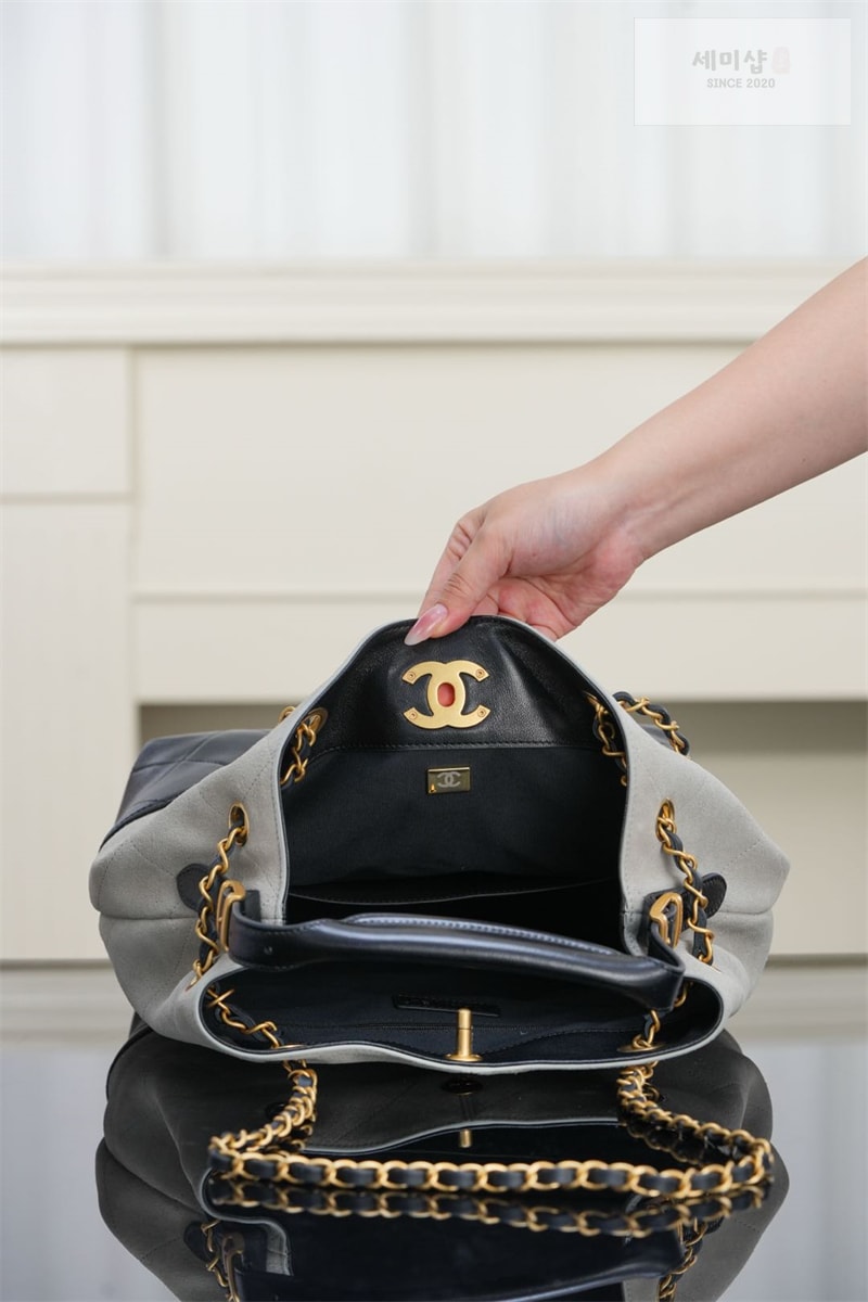 C H A N E L 샤넬 25A 스웨이드 쇼퍼백 블랙 Bag 12번 이미지