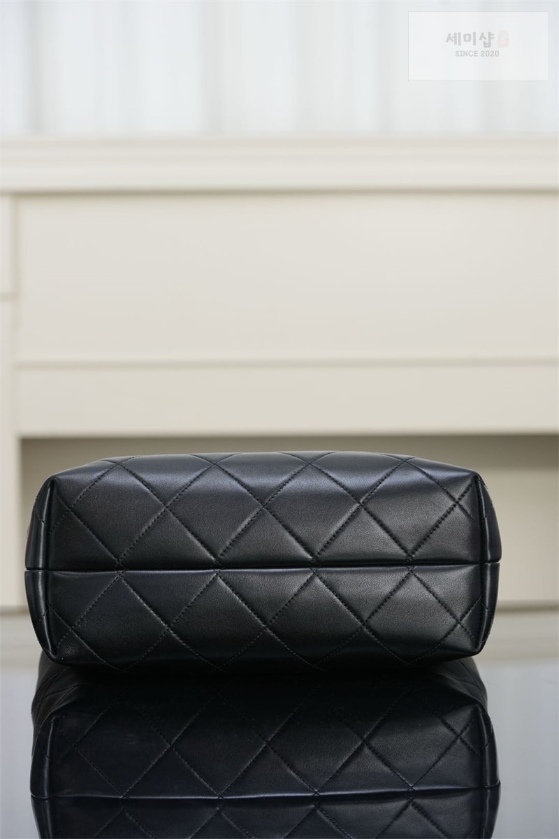 C H A N E L 샤넬 25A 스웨이드 쇼퍼백 블랙 Bag 14번 이미지