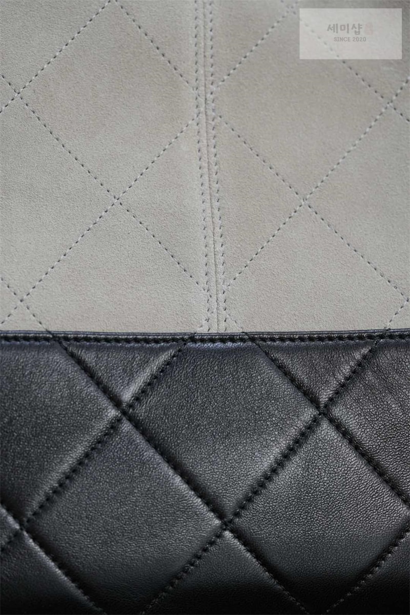 C H A N E L 샤넬 25A 스웨이드 쇼퍼백 블랙 Bag 16번 이미지