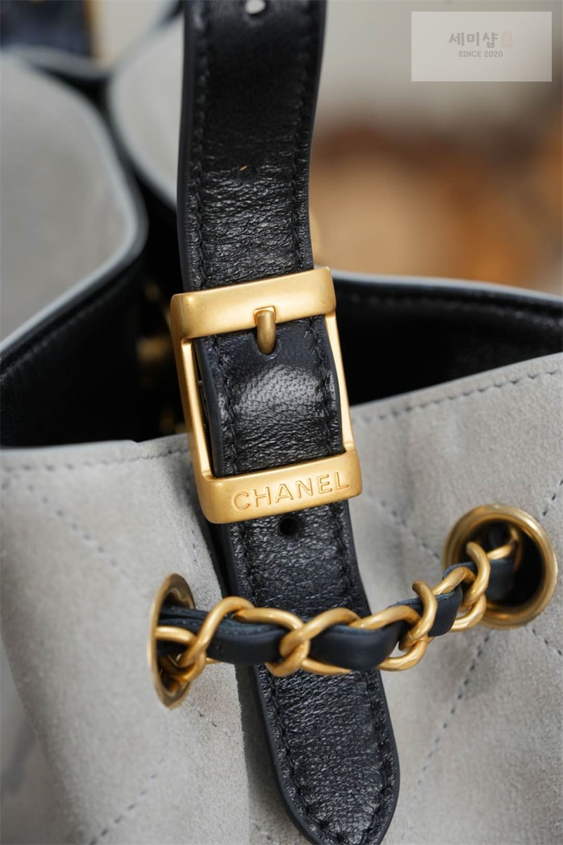 C H A N E L 샤넬 25A 스웨이드 쇼퍼백 블랙 Bag 1번 이미지