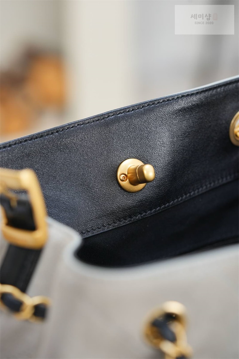 C H A N E L 샤넬 25A 스웨이드 쇼퍼백 블랙 Bag 5번 이미지