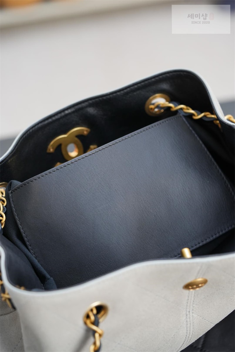 C H A N E L 샤넬 25A 스웨이드 쇼퍼백 블랙 Bag 4번 이미지