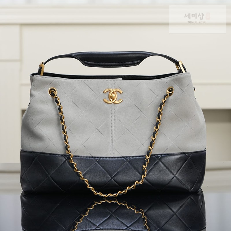 C H A N E L 샤넬 25A 스웨이드 스몰 쇼퍼백 그레이 블랙 Bag 1번 이미지