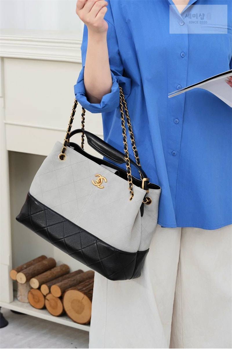 C H A N E L 샤넬 25A 스웨이드 스몰 쇼퍼백 그레이 블랙 Bag 3번 이미지
