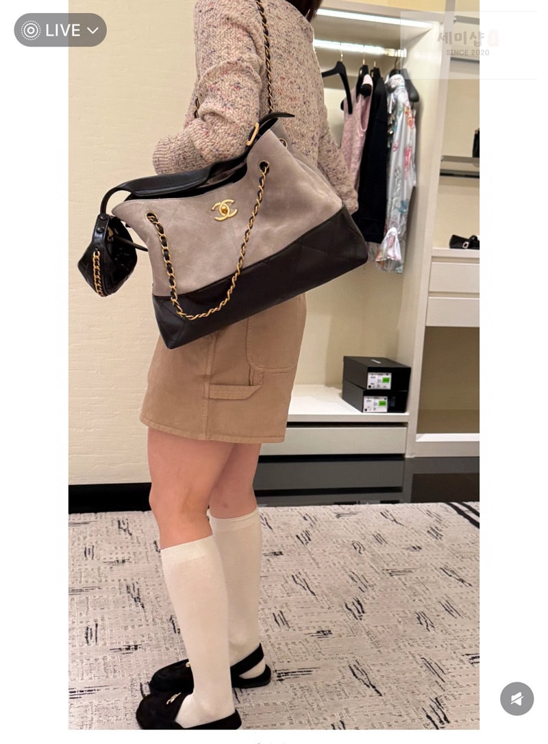 C H A N E L 샤넬 25A 스웨이드 스몰 쇼퍼백 그레이 블랙 Bag 2번 이미지