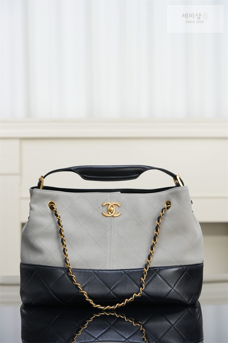 C H A N E L 샤넬 25A 스웨이드 스몰 쇼퍼백 그레이 블랙 Bag 4번 이미지