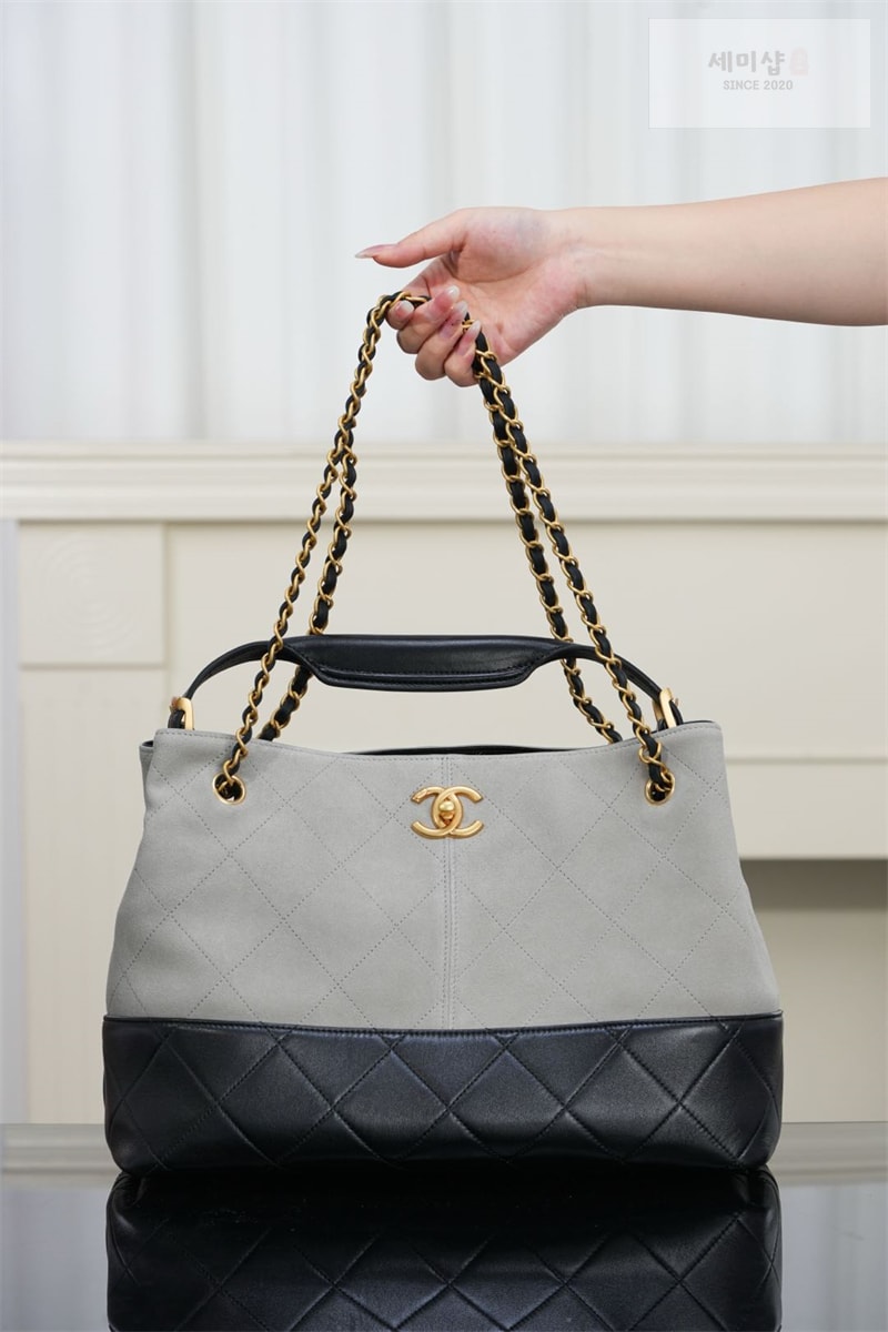 C H A N E L 샤넬 25A 스웨이드 스몰 쇼퍼백 그레이 블랙 Bag 5번 이미지