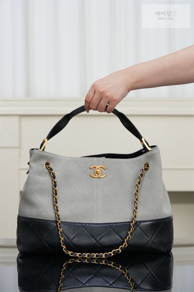 C H A N E L 샤넬 25A 스웨이드 스몰 쇼퍼백 그레이 블랙 Bag 10번 이미지