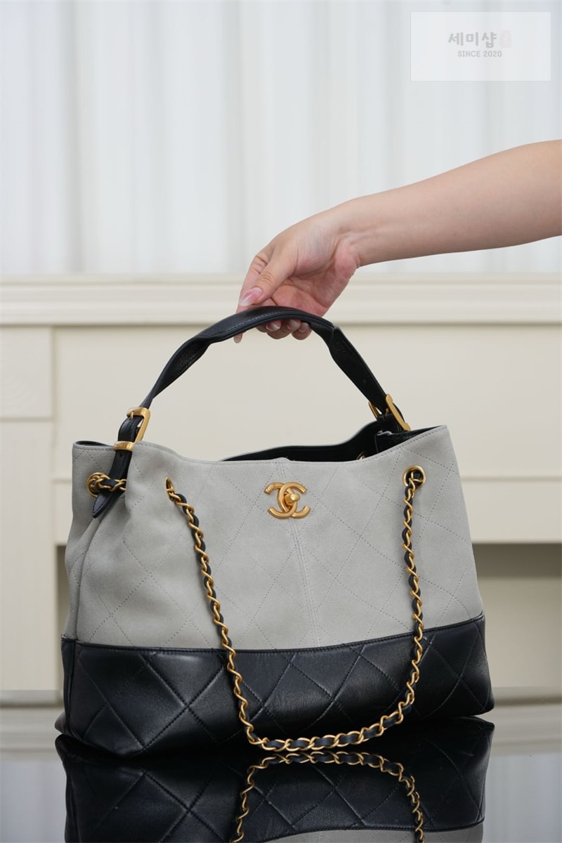 C H A N E L 샤넬 25A 스웨이드 스몰 쇼퍼백 그레이 블랙 Bag 14번 이미지